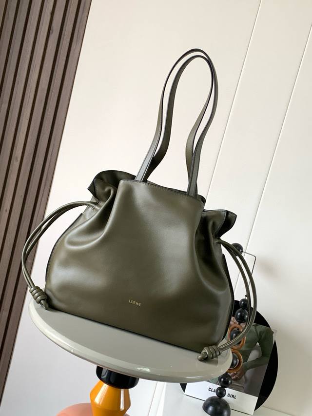 原厂皮 新款福袋38Cm大号纳帕牛皮革Flamenco手拿包十九世纪八十年代发布的 Flamenco 手拿包采用拉绳收紧，并打上标志性的盘绕结此大号版本采用纳帕