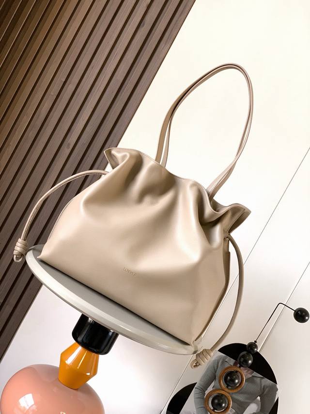 原厂皮 新款福袋38Cm大号纳帕牛皮革Flamenco手拿包十九世纪八十年代发布的 Flamenco 手拿包采用拉绳收紧，并打上标志性的盘绕结此大号版本采用纳帕