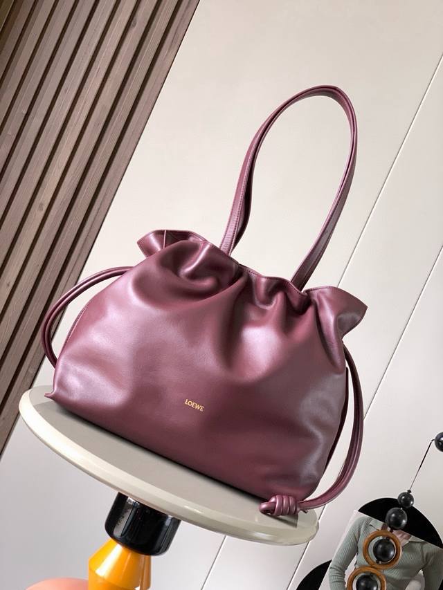 原厂皮 新款福袋38Cm大号纳帕牛皮革Flamenco手拿包十九世纪八十年代发布的 Flamenco 手拿包采用拉绳收紧，并打上标志性的盘绕结此大号版本采用纳帕