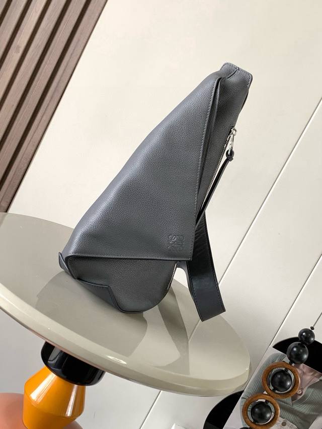 原厂皮 男士斜挎包胸包柔软光滑牛皮革和提花布Anton Sling简洁实用的Sling手袋带有可调节 Loewe 织物肩带和拉链顶部设计使用时可以折叠并且可以用