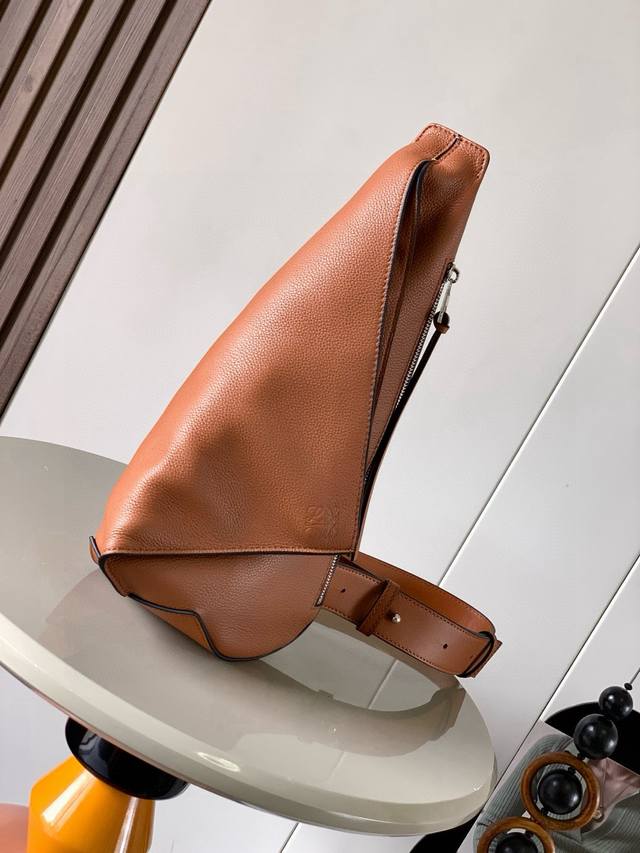 原厂皮 男士斜挎包胸包柔软光滑牛皮革和提花布Anton Sling简洁实用的Sling手袋带有可调节 Loewe 织物肩带和拉链顶部设计使用时可以折叠并且可以用 原厂皮 男士斜挎包胸包柔软光滑牛皮革和提花布Anton Sling简洁实用的Sling手袋带有可调节 Loewe 织物肩带和拉链顶部设计使用时可以折叠并且可以用