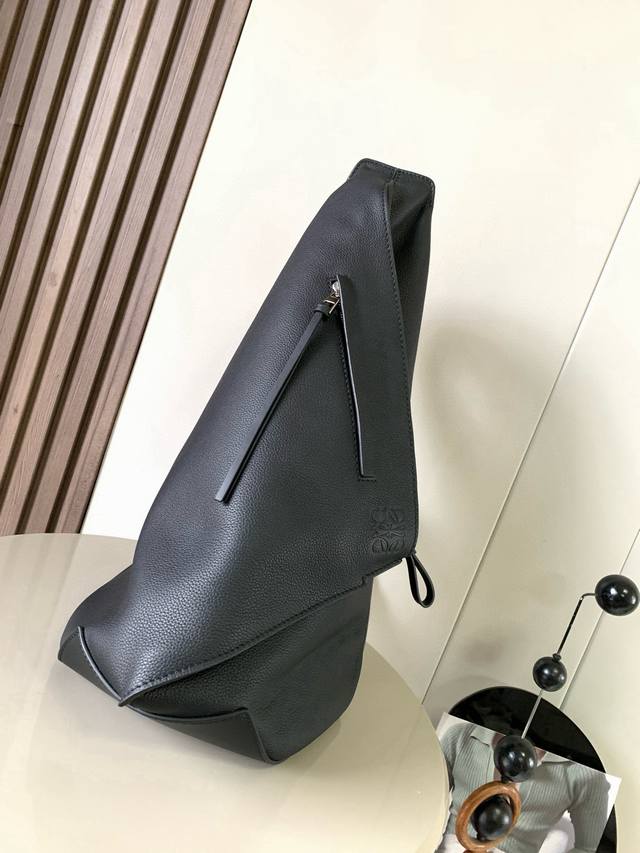 原厂皮 经典款Anton 背包大号这是一款采用柔软粒面小牛皮制成的功能性流线型吊兜带有一条可调节的皮革带和拉链顶部设计使用时可以折叠并且可以用按扣固定*肩挎或斜