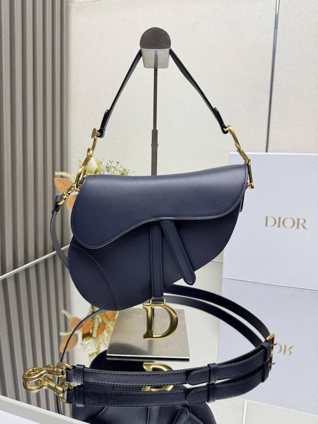 正品级 ，高版本 D S马鞍包大号 手掌纹深蓝色皮 重磅回归.重现经典之美该系列手袋刚上市，立刻成为了时尚红人们“人手必备”的单品之一，全新富有民族风情肩带和金