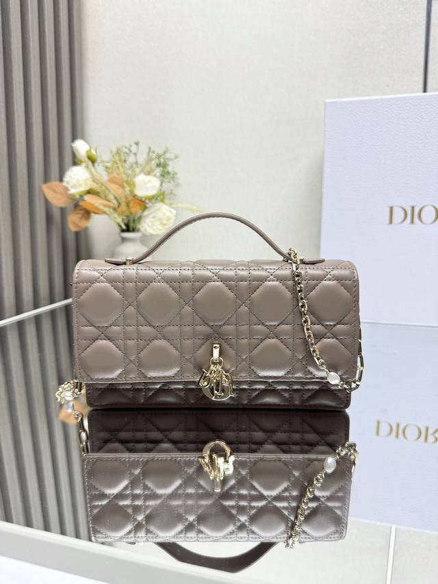 正品级 ，高版本 Lady Dior 珍珠手拿包 巧克力色羊皮 这款手拿包是本季新品顶部搭配手柄，优雅实用，令 Lady Dior 系列更加丰富。采用黑色羊皮革