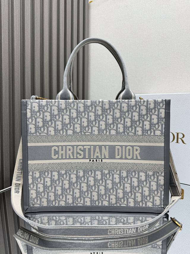 正品级 ，高版本 灰D刺绣拼皮配肩带 中号 Dior Book Tote 购物袋 这款Book Tote手袋灵感来自女装创意总监玛丽亚 嘉茜娅 蔻丽 Maria