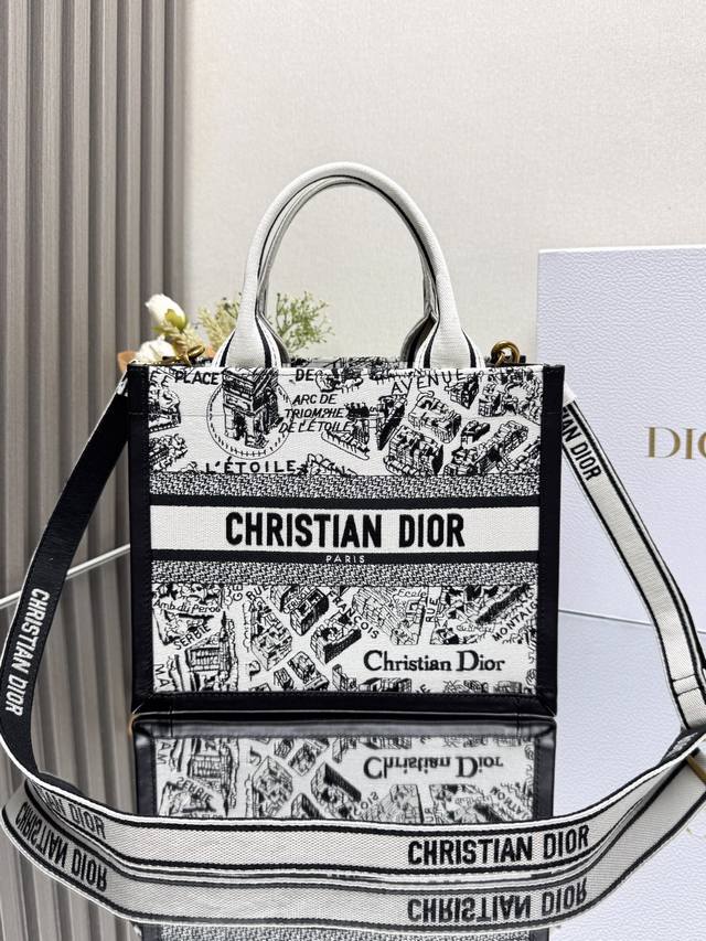 正品级 ，高版本 白巴黎地图配肩带 新尺寸 Dio.R Mini Book Tote 复古又时髦的凹造型单品精湛的刺绣工艺完美呈现 随手一搭就能给搭配带来亮点～
