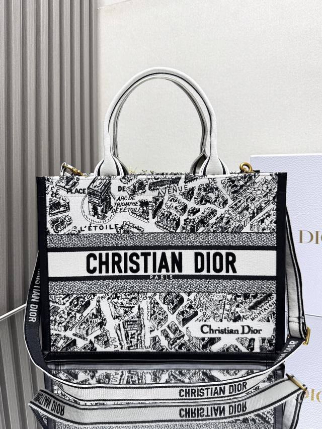 正品级 ，高版本 白巴黎皮配肩带 中号 Dior Book Tote 购物袋 这款Book Tote手袋灵感来自女装创意总监玛丽亚 嘉茜娅 蔻丽 Maria G