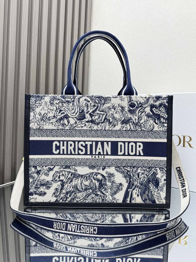 正品级 ，高版本 旧蓝虎刺绣拼皮配肩带 中号 Dior Book Tote 购物袋 这款Book Tote手袋灵感来自女装创意总监玛丽亚 嘉茜娅 蔻丽 Mari