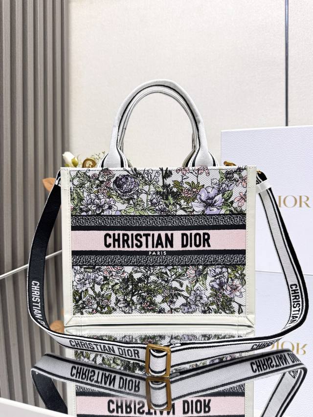正品级 ，高版本 白色幻影繁花配肩带 新尺寸 Dio.R Mini Book Tote 复古又时髦的凹造型单品精湛的刺绣工艺完美呈现 随手一搭就能给搭配带来亮点