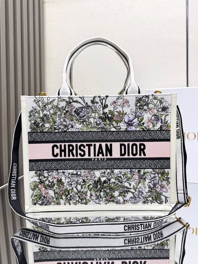 正品级 ，高版本 白色幻影繁花刺绣拼皮配肩带 中号 Dior Book Tote 购物袋 这款Book Tote手袋灵感来自女装创意总监玛丽亚 嘉茜娅 蔻丽 M