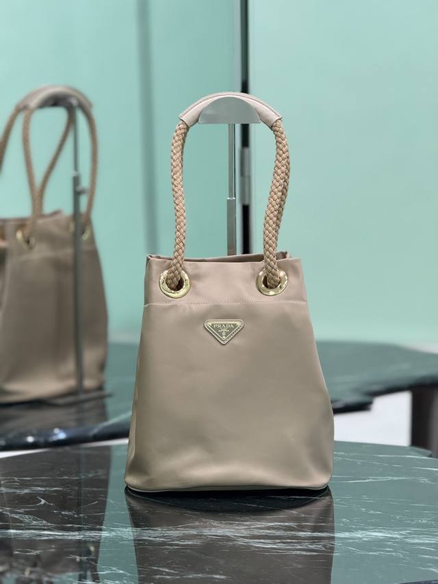 正品级 走秀款水桶包 这款Re-Nylon 手袋的設計采用尼龙面料和小牛皮。獨特的組合添上迷人點綴。滑動式繩索手挽凸顯這款手袋的靈活百搭，方便手提或肩背 斜跨，