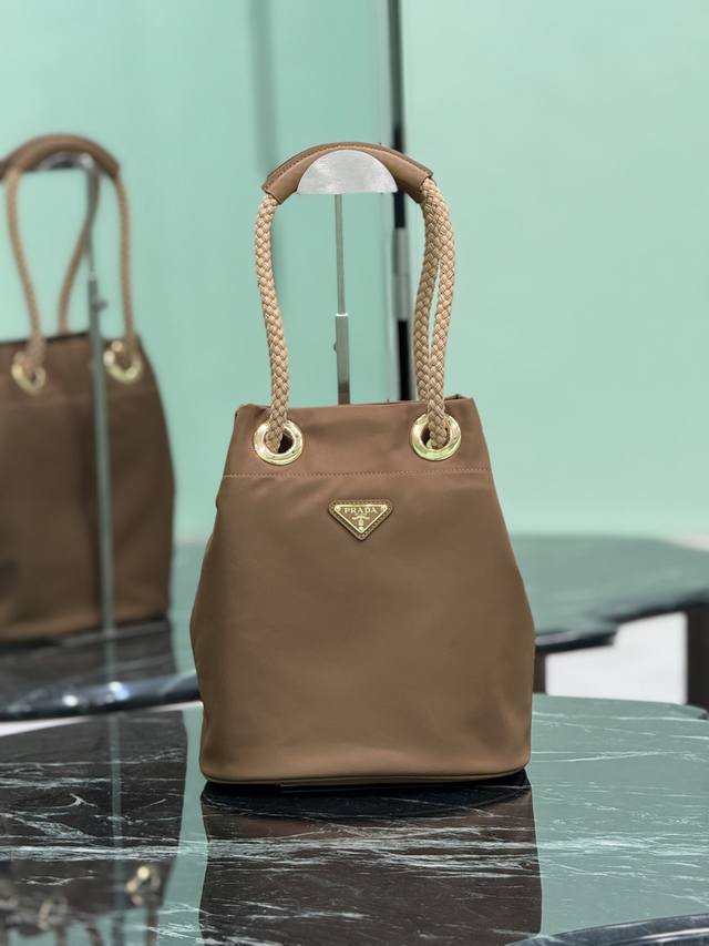 正品级 走秀款水桶包 这款Re-Nylon 手袋的設計采用尼龙面料和小牛皮。獨特的組合添上迷人點綴。滑動式繩索手挽凸顯這款手袋的靈活百搭，方便手提或肩背 斜跨，