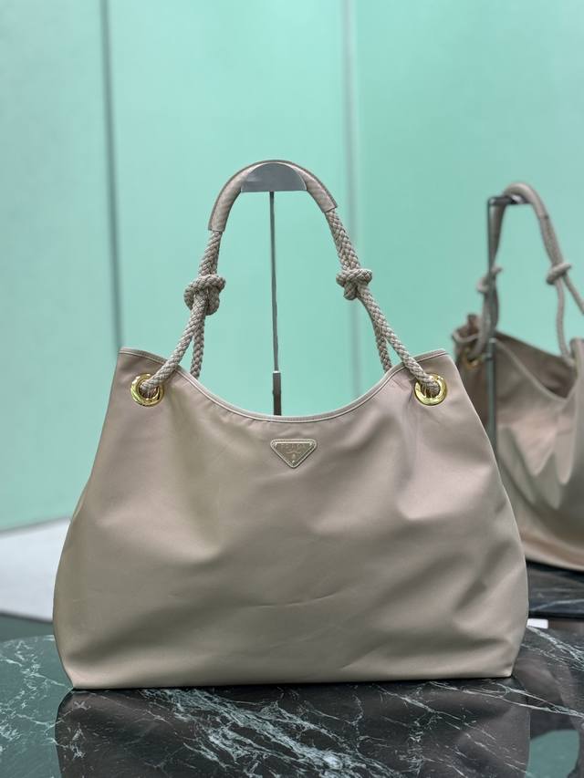 正品级 尼龙托特包 这款再生尼龙包袋灵感源自海洋风格的经典元素,采用新颖精美搭配,彰显活泼个性风格。滑动编绳手提柄为这款多功能配饰勾勒Oversize廓形,涂珐 正品级 尼龙托特包 这款再生尼龙包袋灵感源自海洋风格的经典元素,采用新颖精美搭配,彰显活泼个性风格。滑动编绳手提柄为这款多功能配饰勾勒Oversize廓形,涂珐