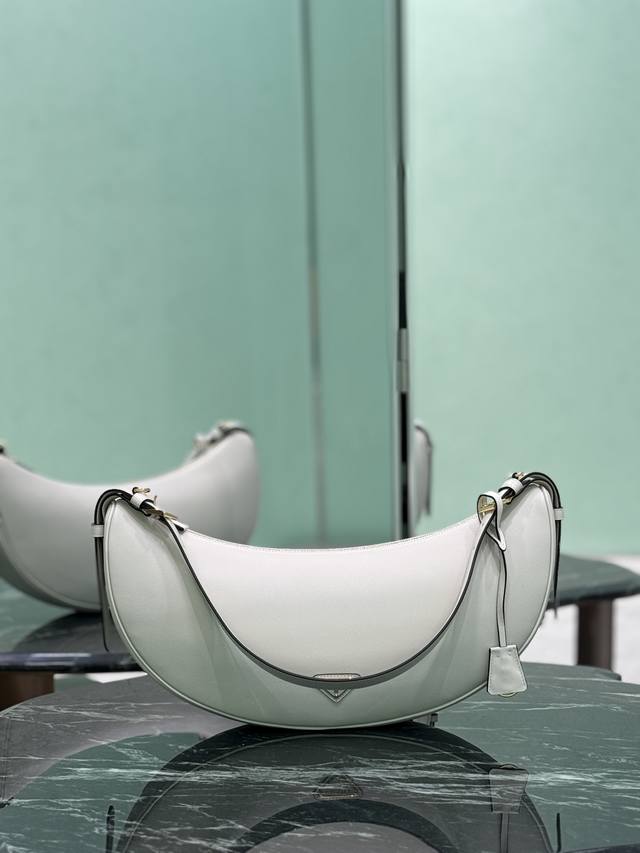 正品级 新款腋下包 这款皮革手袋采用柔软轻盈的设计，焕新诠释经典新月版型。优美弧线勾勒Oversize体量，成就空间充裕的百搭配饰，可调节手提柄方便肩背或斜挎。