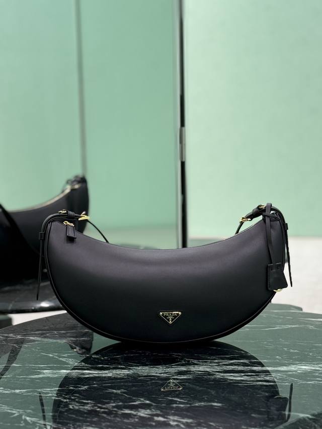 正品级 新款腋下包 这款皮革手袋采用柔软轻盈的设计，焕新诠释经典新月版型。优美弧线勾勒Oversize体量，成就空间充裕的百搭配饰，可调节手提柄方便肩背或斜挎。