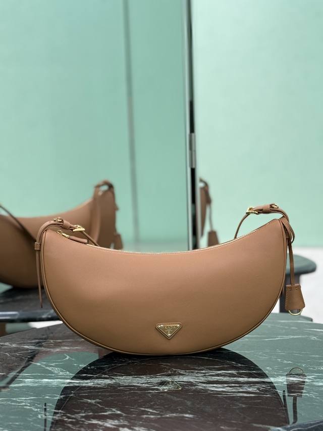 正品级 新款腋下包 这款皮革手袋采用柔软轻盈的设计，焕新诠释经典新月版型。优美弧线勾勒Oversize体量，成就空间充裕的百搭配饰，可调节手提柄方便肩背或斜挎。