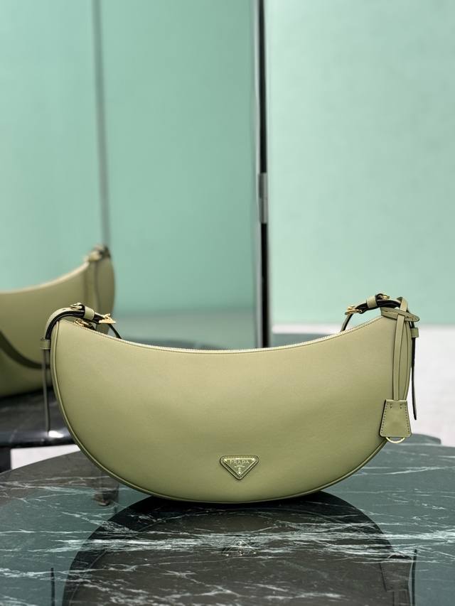 正品级 新款腋下包 这款皮革手袋采用柔软轻盈的设计，焕新诠释经典新月版型。优美弧线勾勒Oversize体量，成就空间充裕的百搭配饰，可调节手提柄方便肩背或斜挎。