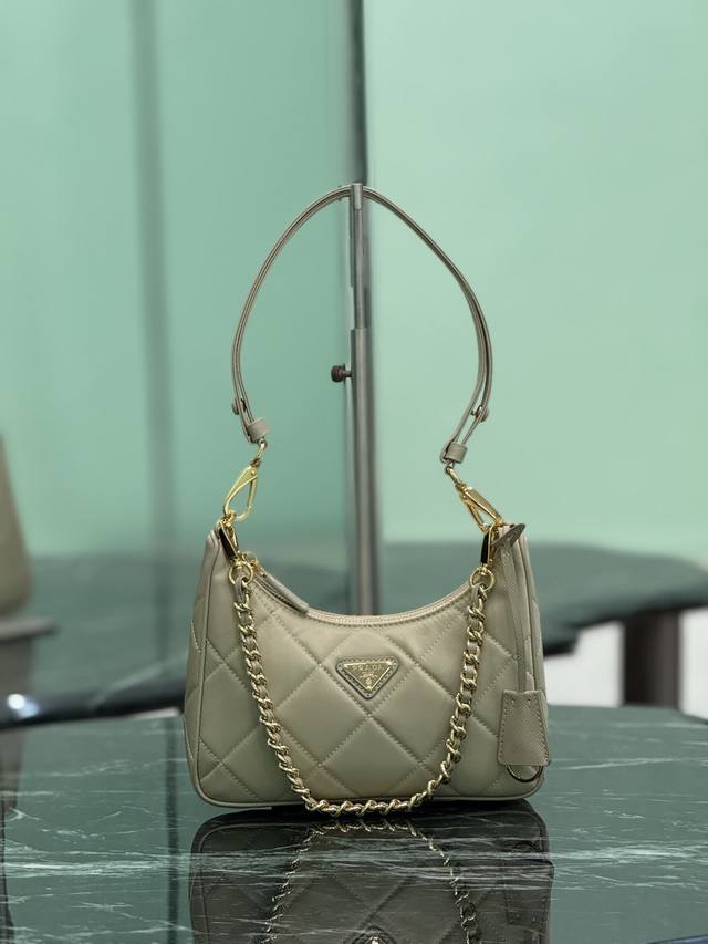 正品级 菱格尼龙Hobo Hobo腋下包已成为主流时尚趋势啦！超级百搭好看时髦潮人一定要买它！全新间面线尼龙精心打造，巧心匠工独特可调节肩带设计，别样风情全皮穿