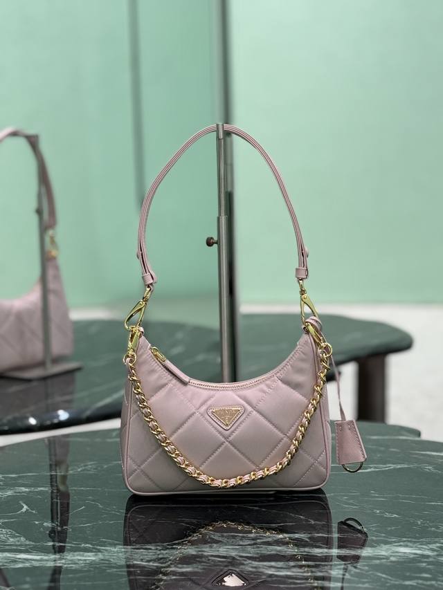 正品级 菱格尼龙Hobo Hobo腋下包已成为主流时尚趋势啦！超级百搭好看时髦潮人一定要买它！全新间面线尼龙精心打造，巧心匠工独特可调节肩带设计，别样风情全皮穿