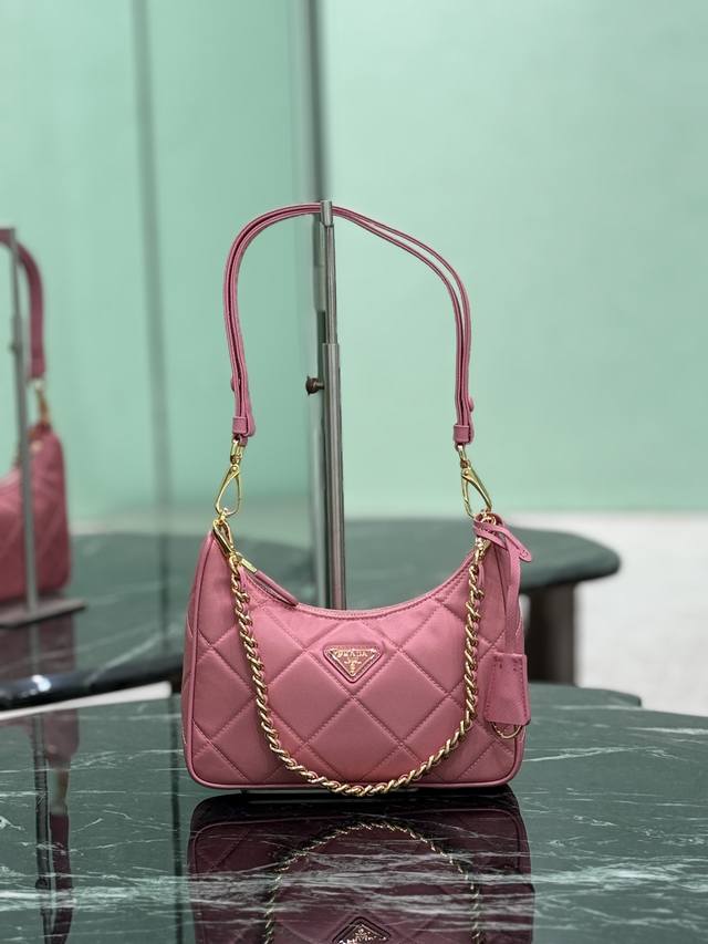 正品级 菱格尼龙Hobo Hobo腋下包已成为主流时尚趋势啦！超级百搭好看时髦潮人一定要买它！全新间面线尼龙精心打造，巧心匠工独特可调节肩带设计，别样风情全皮穿