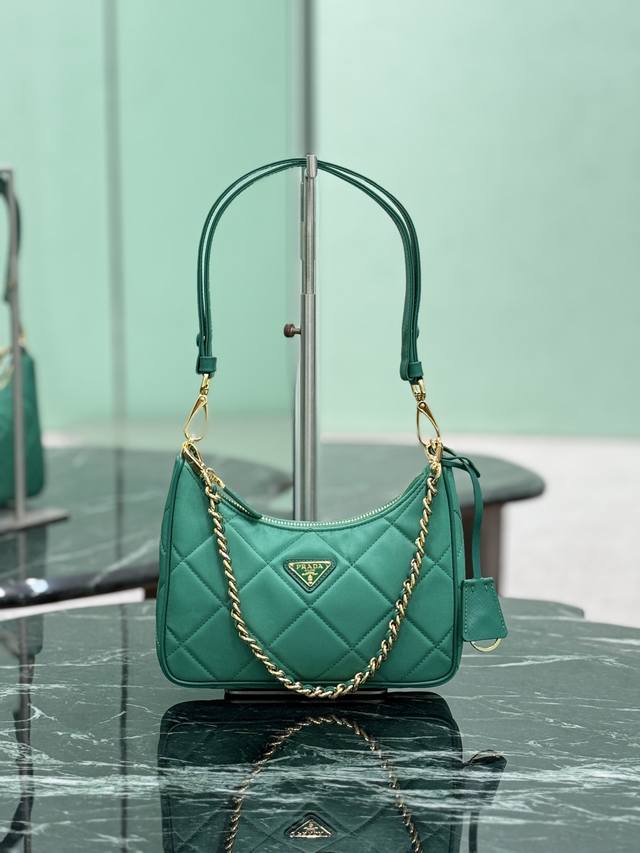 正品级 菱格尼龙Hobo Hobo腋下包已成为主流时尚趋势啦！超级百搭好看时髦潮人一定要买它！全新间面线尼龙精心打造，巧心匠工独特可调节肩带设计，别样风情全皮穿