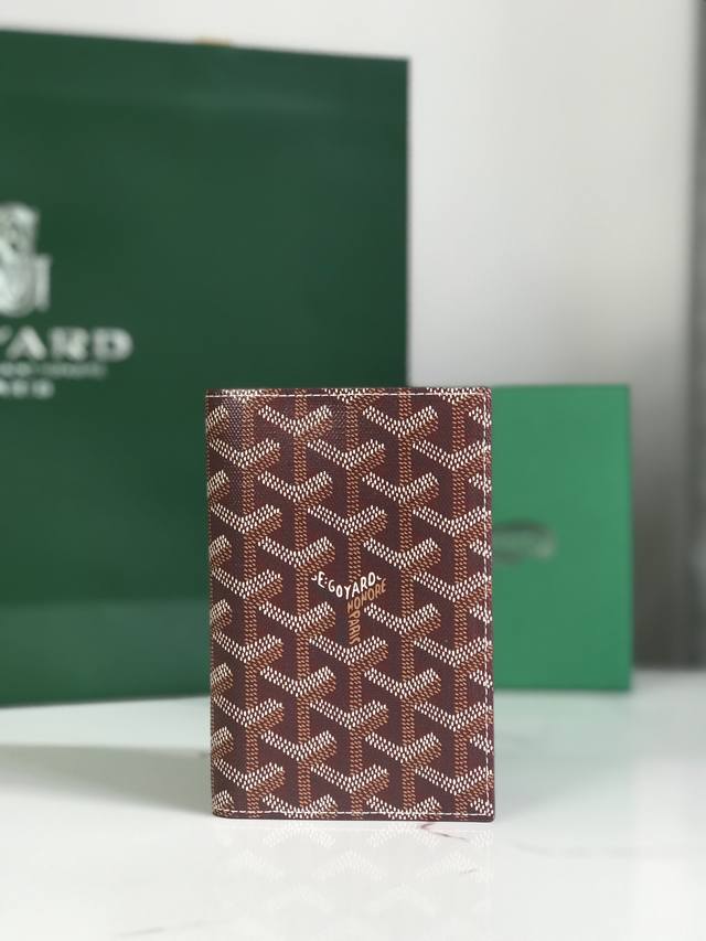 正品级 Goyard 护照夹 时尚出行必备单品 G0Yard 戈雅 成立于1853年,已超过160年的历史,面料以麻,棉及大麻纤维混合织成后再涂上光面的树胶醛醣 正品级 Goyard 护照夹 时尚出行必备单品 G0Yard 戈雅 成立于1853年,已超过160年的历史,面料以麻,棉及大麻纤维混合织成后再涂上光面的树胶醛醣