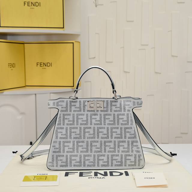 型号7733 中号双F钻石小猫包 Fendi Peekaboo Iseeu Petite小猫包，银色人造水晶Ff图案，标志性Peekaboo Iseeu手袋，小