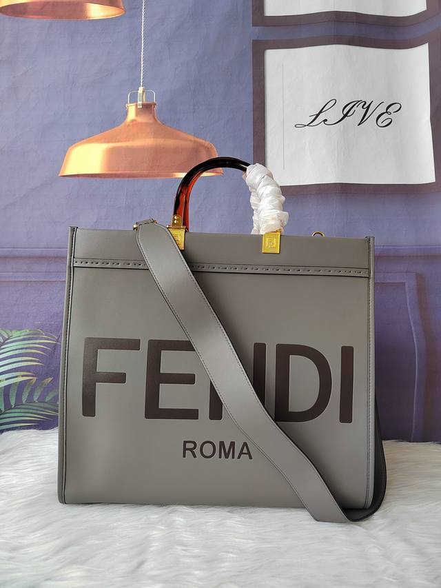 款号8Bh386 Sunshine中号会色皮革手提袋，饰有烫印Fendi Roma字样和硬质玳瑁效果有机玻璃手提，配有可拆卸肩带，可手提或肩挎。尺寸:35Cm－