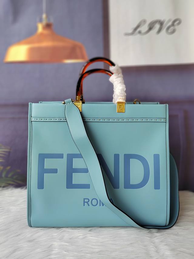 款号8Bh386 Sunshine中号蓝色皮革手提袋，饰有烫印Fendi Roma字样和硬质玳瑁效果有机玻璃手提，配有可拆卸肩带，可手提或肩挎。尺寸:35Cm－