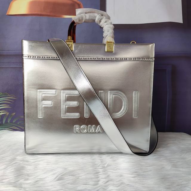 款号8Bh386 Sunshine中号银色皮革手提袋，饰有烫印Fendi Roma字样和硬质玳瑁效果有机玻璃手提，配有可拆卸肩带，可手提或肩挎。尺寸:35Cm－