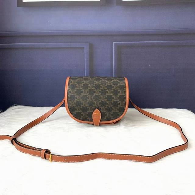 款号C1915.马鞍包标志印花，合成革牛皮革，织物面料籿里，肩背斜挎，可调节皮革肩带长 50Cm ，尺寸18Cmx17Cmx6.5Cm