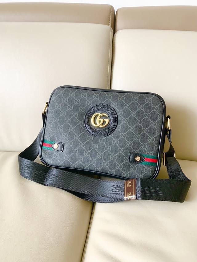 Gucci新品斜挎包.头层牛皮与古琦花纹高贵搭配彰显时尚大方个性，面料很舒适。款号：1510，黑花尺寸：27-19-7Cm