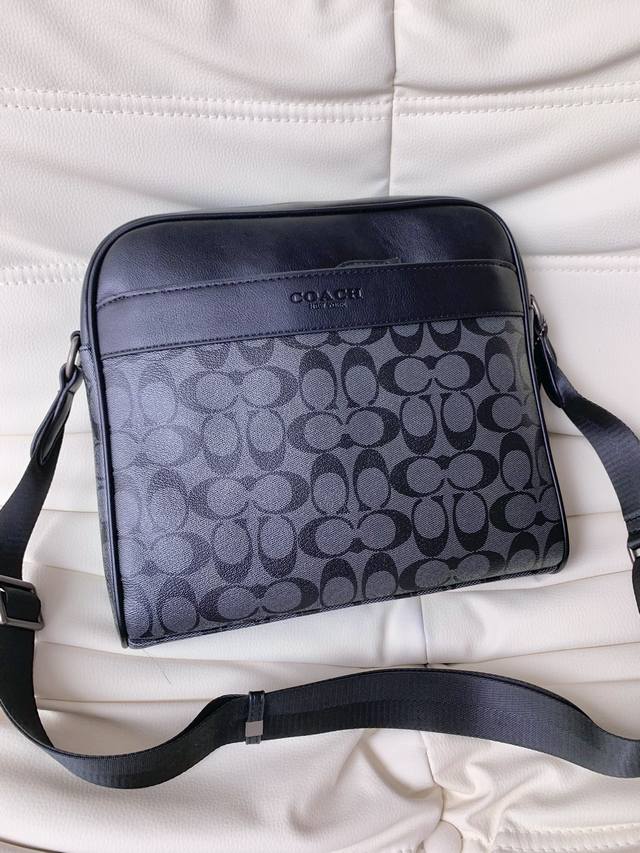 原版 品质配专柜全套包装，经典时尚款 Coach 蔻驰 经典款男士单肩斜挎包，尺寸约：27Cm * 28Cm * 5Cm