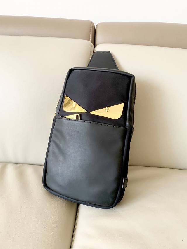 金眼 芬迪Fendi小怪兽长方形背包男士斜挎胸包，原版科技布料搭配进口磨砂皮牛皮，旅行体验极佳的包袋，设有两个隔层和实用的尼龙肩带，长度可调节且系扣于左边或右边
