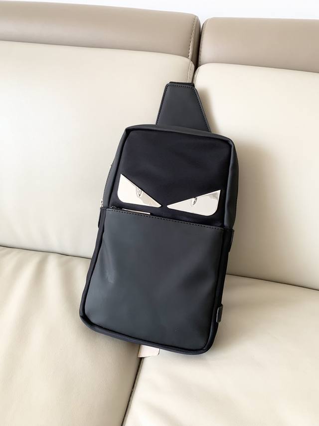 银眼 芬迪Fendi小怪兽长方形背包男士斜挎胸包，原版科技布料搭配进口磨砂皮牛皮，旅行体验极佳的包袋，设有两个隔层和实用的尼龙肩带，长度可调节且系扣于左边或右边