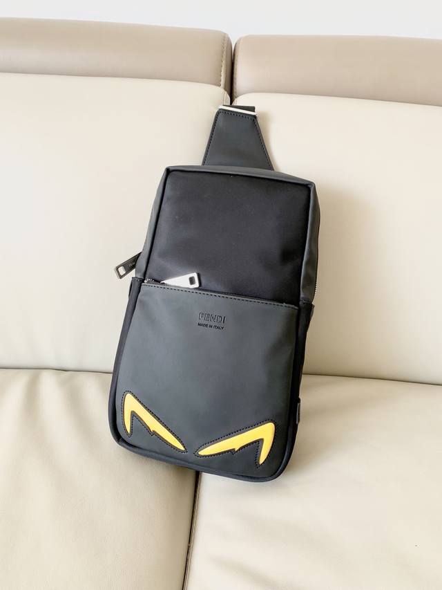 芬迪Fendi小怪兽长方形背包男士斜挎胸包，原版科技布料搭配进口磨砂皮牛皮，旅行体验极佳的包袋，设有两个隔层和实用的尼龙肩带，长度可调节且系扣于左边或右边皆宜。