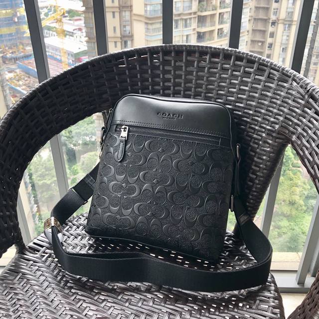 同步新款 Coach经典C字压纹纳帕牛皮男士单肩斜挎包，原版五金搭配C纹压花头层牛皮材质，经典C纹牛皮非常的简约时尚，简单出行男士的日常用品都能装下，可对比细节