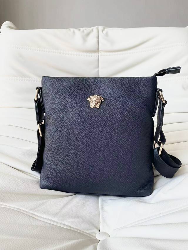 原版新品范思哲男士上品手提斜挎包专柜热销爆款，请认准皮质和细节，高端大气上档次原版质量原版牛皮 和高档进口五金，全牛皮质，柔软，手感超好 高档、大气、超有型 独