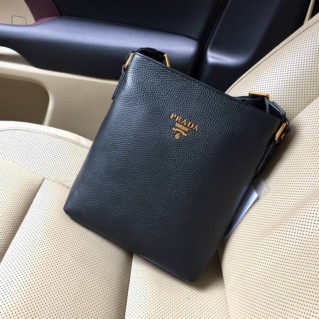 品牌：普拉达8090-3新款已开抢 颜色：黑色现货 23-27-5 尺寸 材质：期待已久 重磅出击顶级牛皮经典专柜风格手感与质地前所未有款式时尚经典超软皮质彰显