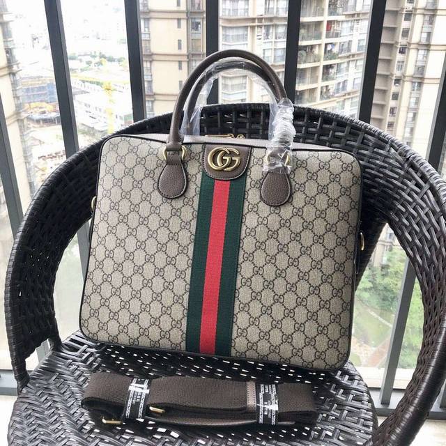 型号:574973，官网同步，男士公文包男神范 尽显独特气质 低调又奢华 采用进口面料配头层牛皮，今年重金打造 火爆款 国内首屈一指的工艺打造经典不凡的时尚原版