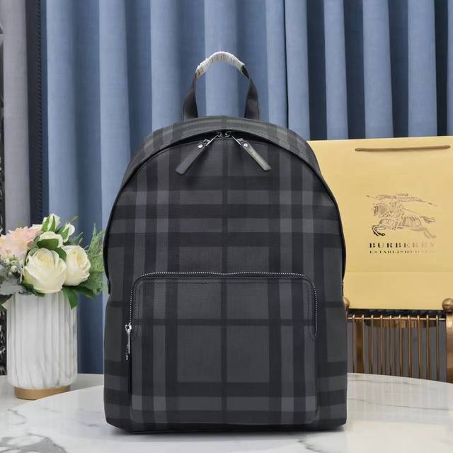 专柜最新 巴宝莉 Burberry背包双肩包，重金打造全新渠道货 活力四射的理想之选 原厂五金Logo清晰无比 品质毋庸置疑精致手工 绝对强悍 品牌 材质 进口