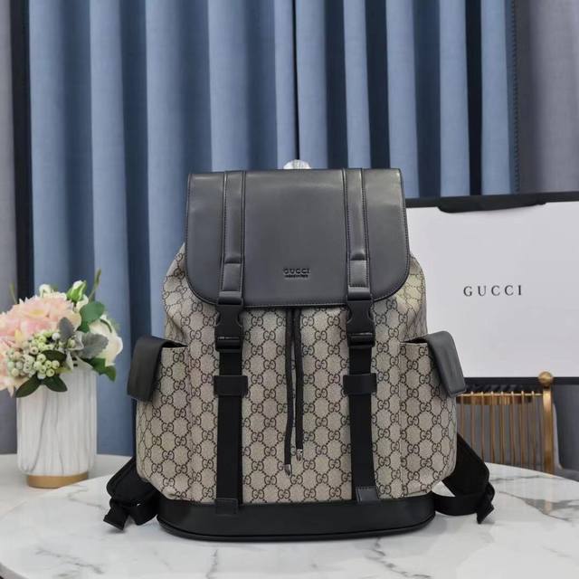 官网 450459 Gucci Signature 真皮经典双肩包，搭配翻盖抽拉口袋以及内置多处口袋并含有保护作用的Ipad包位。Gucci Signature