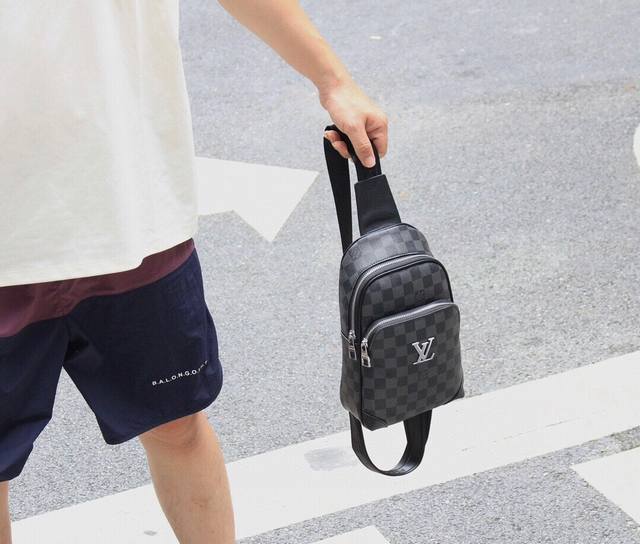 断货王 V家中古款 胸包 本款采用 原厂头层牛皮配P V C材质 ，针织布肩带及内衬为品牌经典注入可持续理念，拉链前袋和顶部拉链袋再添实用细节。 高定绒布内里一