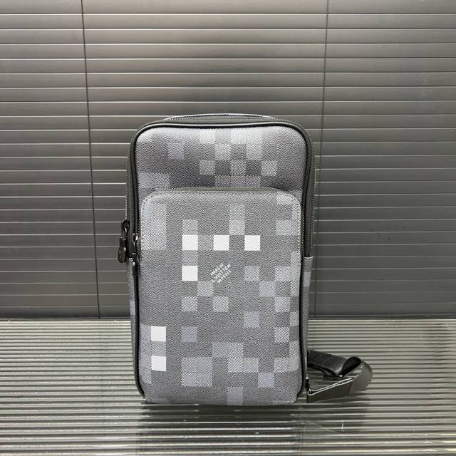 Louisvuitton 路易威登 Avenue Pm系列胸包 斜挎包 男女通用单肩包 经典百搭 实物拍摄 原厂原版面料 配送防尘袋 30 X 20 Cm。 Louisvuitton 路易威登 Avenue Pm系列胸包 斜挎包 男女通用单肩包 经典百搭 实物拍摄 原厂原版面料 配送防尘袋 30 X 20 Cm。