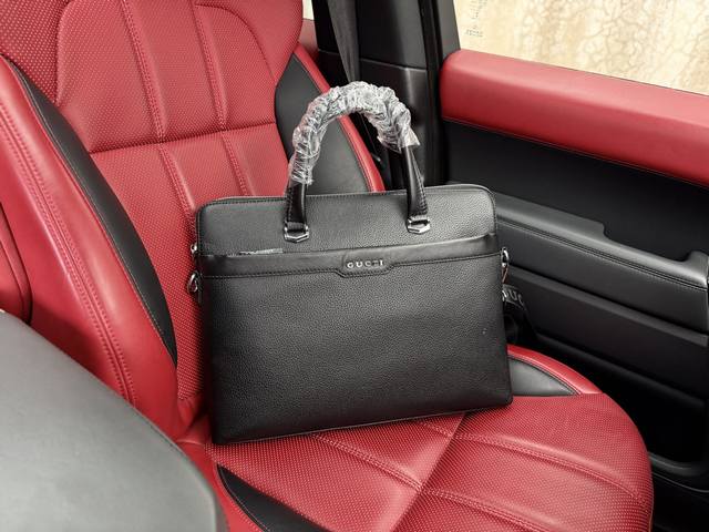 高端货 “ Gucci ”古奇公文包古驰男士小牛皮公文包 顶级进口原厂面料高清五金Logo标志、专用里内里。电脑隔层,拉链暗袋。顺滑拉链、油边超平滑、可单肩斜挎 高端货 “ Gucci ”古奇公文包古驰男士小牛皮公文包 顶级进口原厂面料高清五金Logo标志、专用里内里。电脑隔层,拉链暗袋。顺滑拉链、油边超平滑、可单肩斜挎