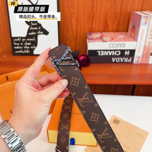 原版品质打孔 品牌：路易L家 男款 颜色：咖 扣头：金 银 扣头：原版精品纯铜五金扣头 带身：原版牛皮 尺寸：宽约：3.8Cm 长约：95Cm-125Cm 类别