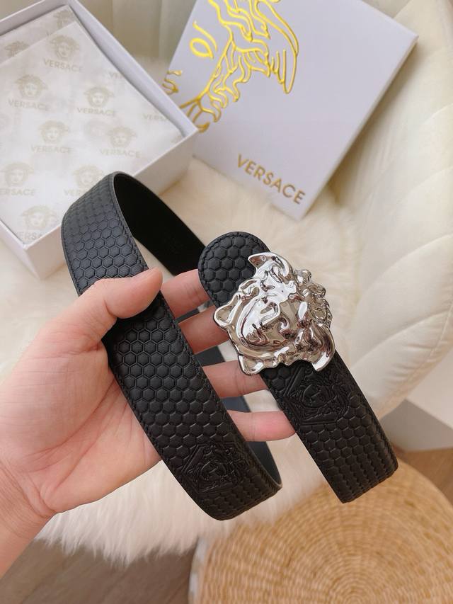 范思哲创立于1978年，品牌标志是神话中的蛇妖美杜莎 Medusa ，代表着致命的吸引力。来自意大利知名的奢侈品牌；其鲜明的设计风格，独特的美感，极强的先锋艺术