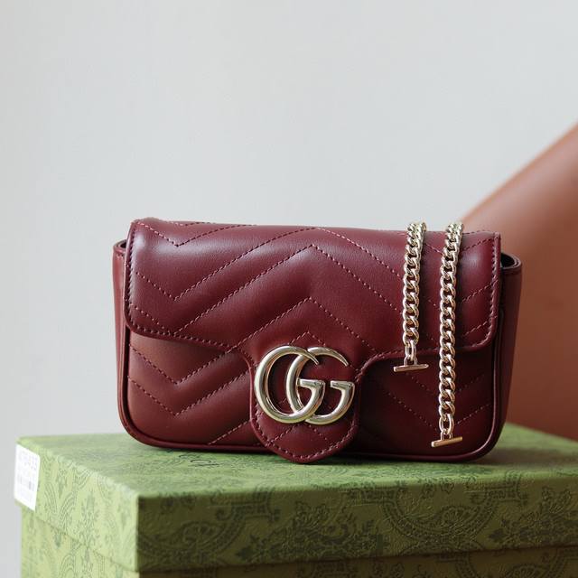 折叠礼盒 马蒙 原厂皮 最饱受关注的马尔蒙新尺寸，即将成为下一个经典.每一季都会推出全新廓形，与Gucci当前的美学理念相呼应. 原厂意大利牛皮定制特级五金立体