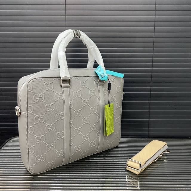 Gucci 古奇 Gg压花手提包 男士公文包 电脑包 经典百搭 实物拍摄 配送防尘袋 38 X 28 Cm。