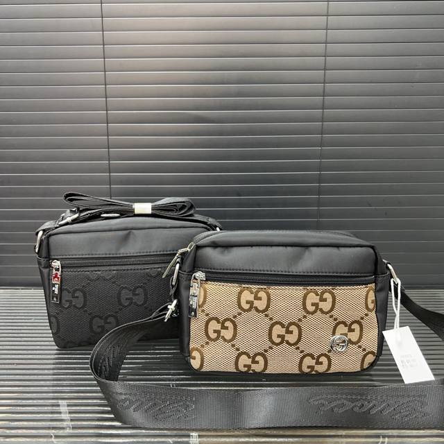 Gucci 古奇 尼龙布斜挎包 相机包 男女通用斜挎包 单肩包 经典百搭 实物拍摄 原厂原版面料 配送防尘袋 21 X 15 Cm。